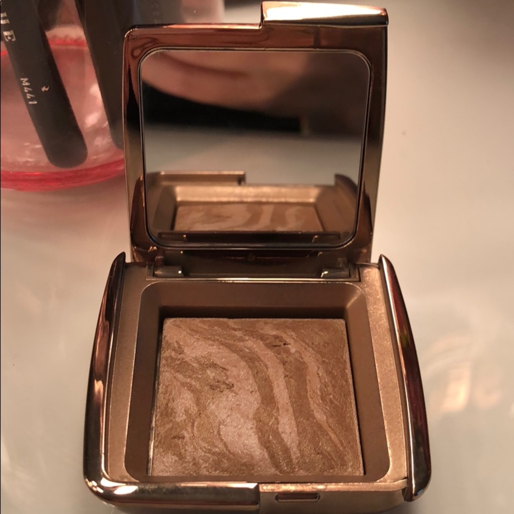 Hourglass ambient light bronzer